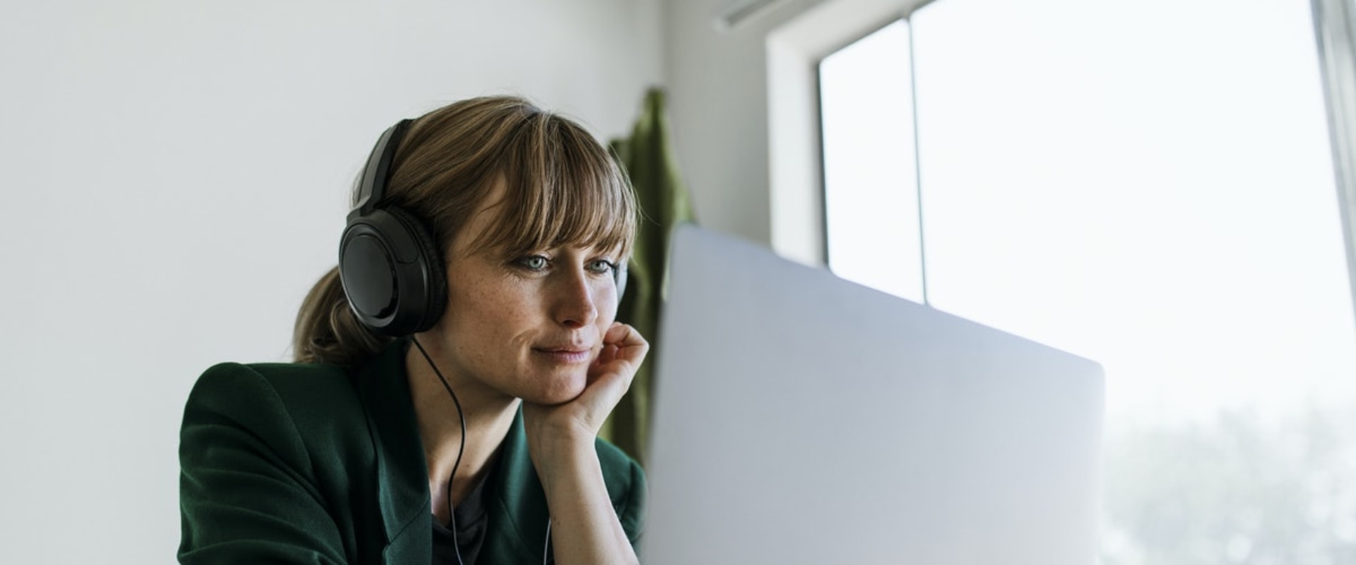 What does an online therapist do?